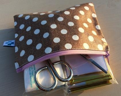 Kunterbunte Tasche Erste Hilfe 17x13 cm, braun mit weißen Punkten und Reißverschluss, rosa