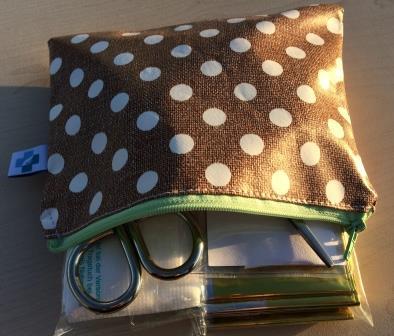 Kunterbunte Tasche Erste Hilfe 17x13 cm, braun mit weißen Punkten und Reißverschluss, grün