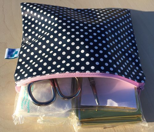 Kunterbunte Tasche Erste Hilfe 17x13 cm, dunkelblau mit weißen Punkten und rosa Reißverschluss