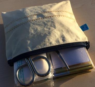Kunterbunte Tasche Erste Hilfe 17x13 cm, ORIGINAL-Segeltuch upcycling und Reißverschluss, dunkelblau