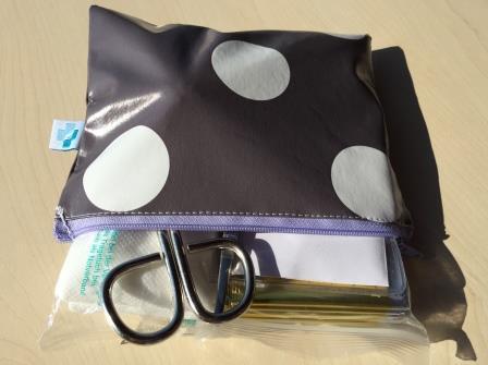 Kunterbunte Tasche Erste Hilfe 17x13 cm, anthrazit-weiß mit flieder Reißverschluss