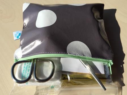 Kunterbunte Tasche Erste Hilfe 17x13 cm, anthrazit-weiß mit grünem Reißverschluss