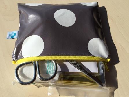 Kunterbunte Tasche Erste Hilfe 17x13 cm, anthrazit-weiß mit gelbem Reißverschluss